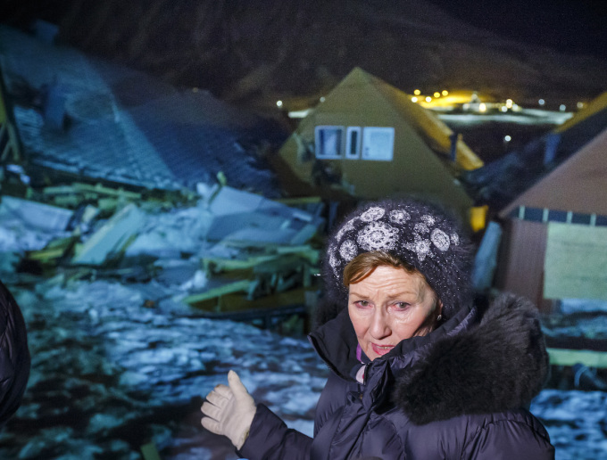Dronning Sonja besøkte skredområdet i januar 2016. Foto: Heiko Junge / NTB scanpix